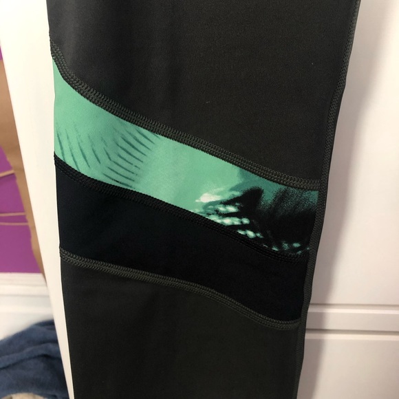 Women’s Under Armour Workout Leggings - L - Picture 4 of 15